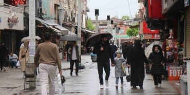 Kimi şemsiyesiyle korundu, kimi sırılsıklam oldu