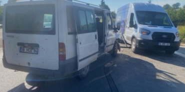 Bursa’da 2 minibüs çarpıştı : 4 kişi yaralandı