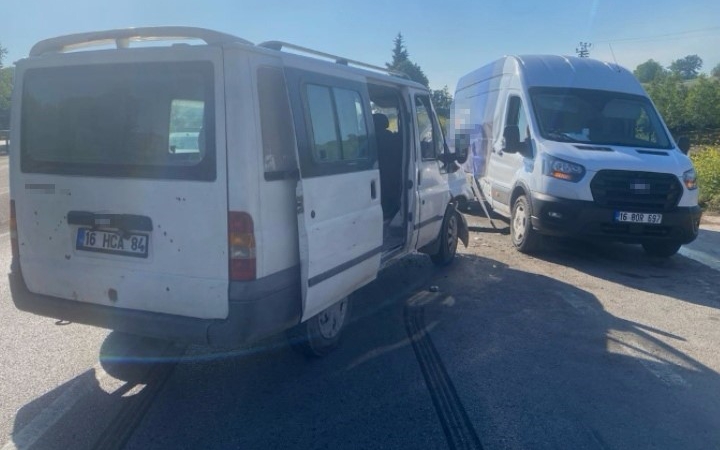 Bursa’da 2 minibüs çarpıştı : 4 kişi yaralandı