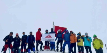 Uludağ’da mayısta kar sürprizi: 2 metre karda Türk bayrağı dalgalandı