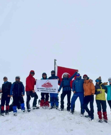 Uludağ’da mayısta kar sürprizi: 2 metre karda Türk bayrağı dalgalandı