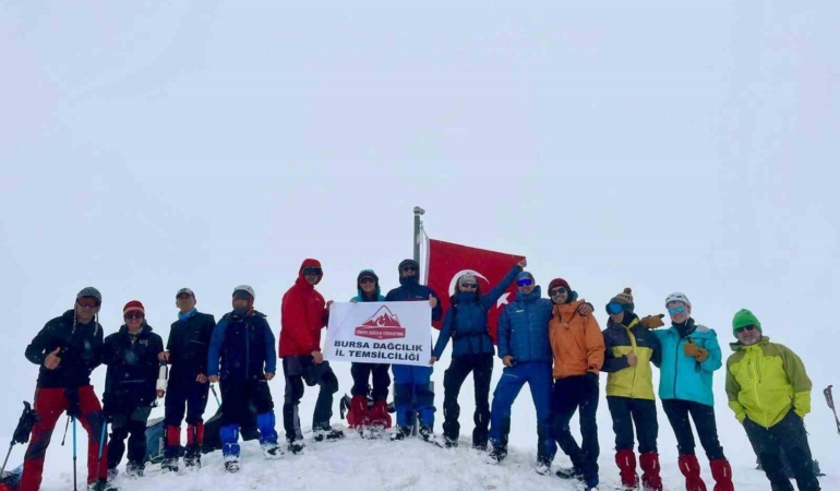 Uludağ’da mayısta kar sürprizi: 2 metre karda Türk bayrağı dalgalandı