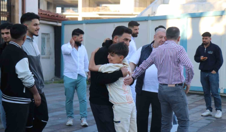 Sakarya’da vatandaşlar bayram namazı için camileri doldurdu