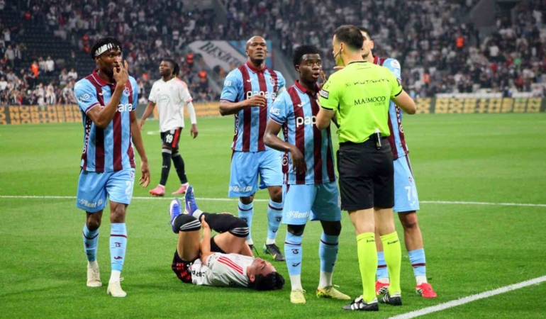 Trendyol Süper Lig: Beşiktaş: 1 - Trabzonspor: 1 (İlk yarı)