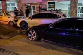 Telefonda başlayan zıtlaşma sokağa taştı… Silahlı çatışma kamerada