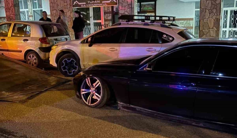 Telefonda başlayan zıtlaşma sokağa taştı… Silahlı çatışma kamerada