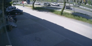 Kamyonetten düşen demir kafes faciaya davetiye çıkardı
