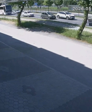 Kamyonetten düşen demir kafes faciaya davetiye çıkardı