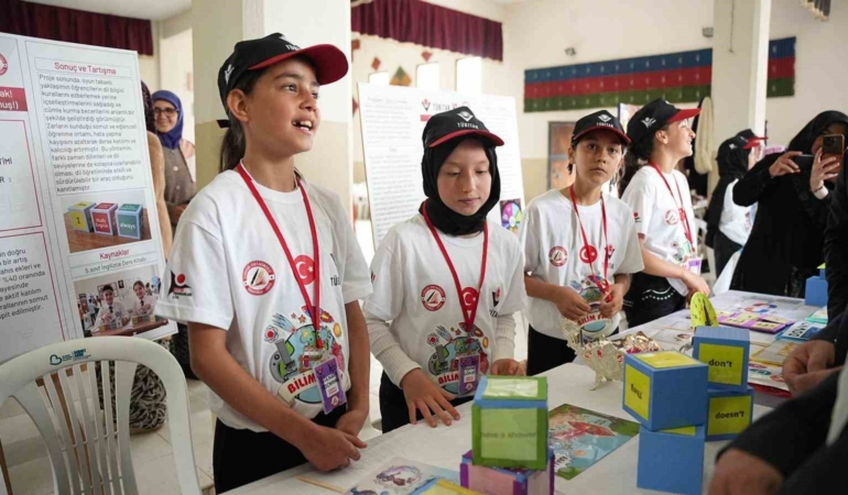 Sındırgı’da kırsal mahallede bilim fuarı heyecanı