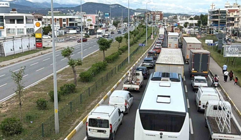 Kuzey Ege’de trafikte 9 günlük bayram tatili yoğunluğu başladı