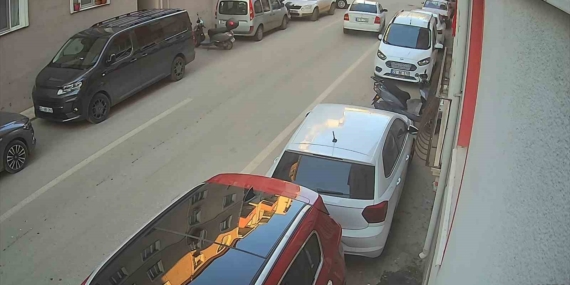 Park halindeki araca çarpıp kaçtı: O anlar kameraya böyle yansıdı