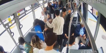 Şoför sürdü, sağlık çalışanı müdahale etti: Otobüsteki panik anları kamerada