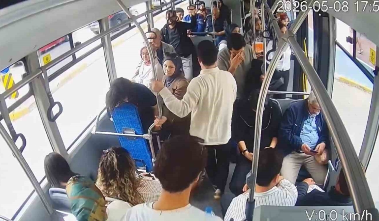 Şoför sürdü, sağlık çalışanı müdahale etti: Otobüsteki panik anları kamerada