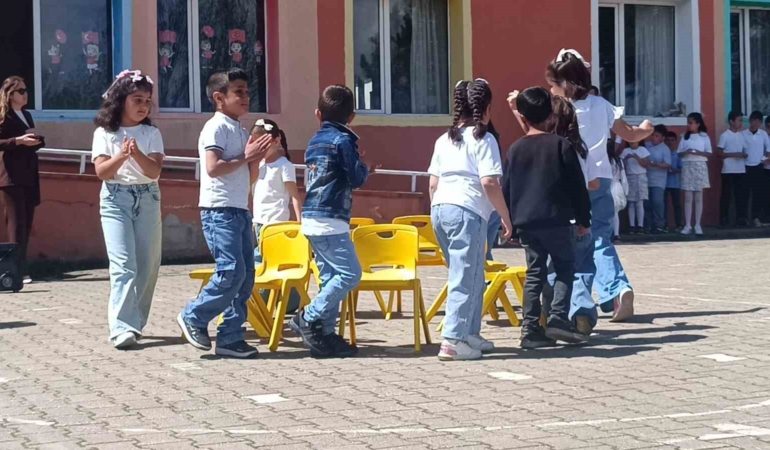 Minik yüreklerden ertelenen 23 Nisan coşkusu