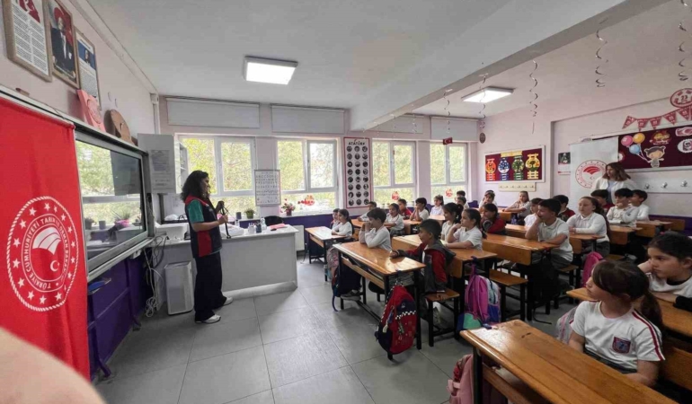 Veterinerler minik öğrencilerle buluştu