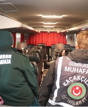 Yunanistan’dan yurda giriş yapan yolcu otobüsünden 4 kaçak göçmen çıktı