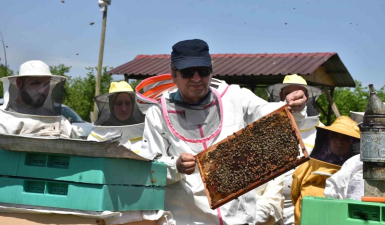 Ev hanımından öğretmenine herkes kovan başında