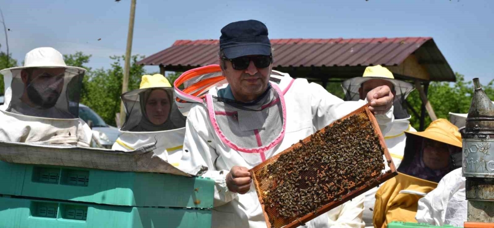 Ev hanımından öğretmenine herkes kovan başında