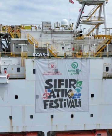 Yavuz Derin Deniz Sondaj Gemisi’ne ‘Sıfır Atık Festivali’ yazılı bir pankart asıldı