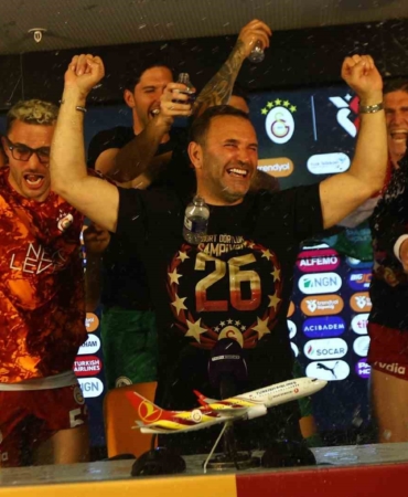 Galatasaraylı futbolculardan, basın toplantısında sulu kutlama