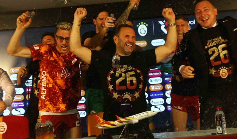 Galatasaraylı futbolculardan, basın toplantısında sulu kutlama