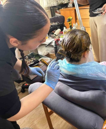 Huzurevindeki yaşlıların bayram bakımı, lise öğrencilerinden