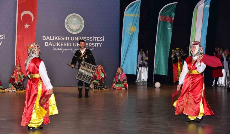 Türk Dünyasının renkleri Balıkesir’de sahneye taşındı