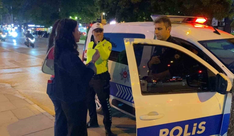 ATM’de unutulan parayı görüp polise teslim etti