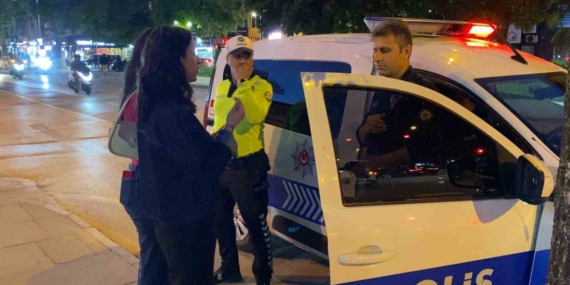 Bankamatikte unutulan parayı görüp polise teslim etti
