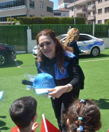Bursa polisinden miniklere anlamlı ziyaret