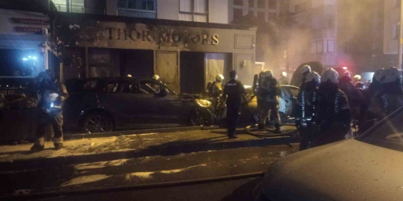 Kadıköy’de galeri önündeki park halindeki araçlar alev alev yandı