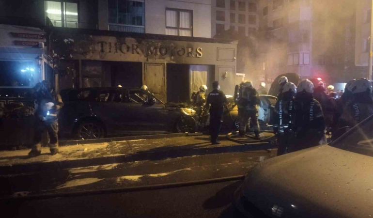 Kadıköy’de galeri önündeki park halindeki araçlar alev alev yandı