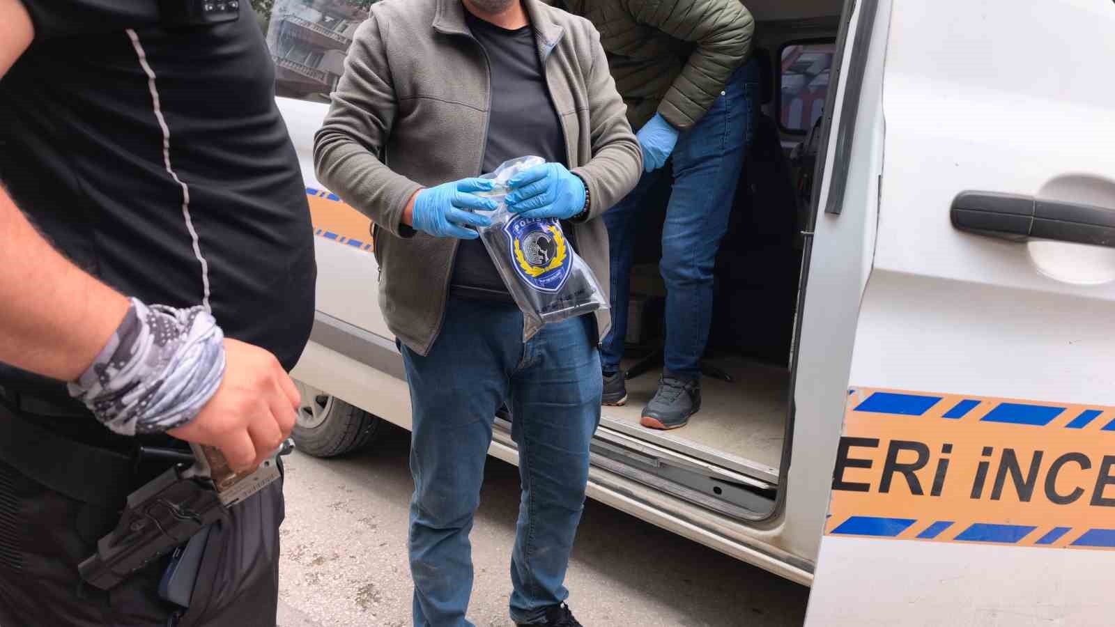 Polisten kaçtı, üzerinden ruhsatsız tabanca çıktı
