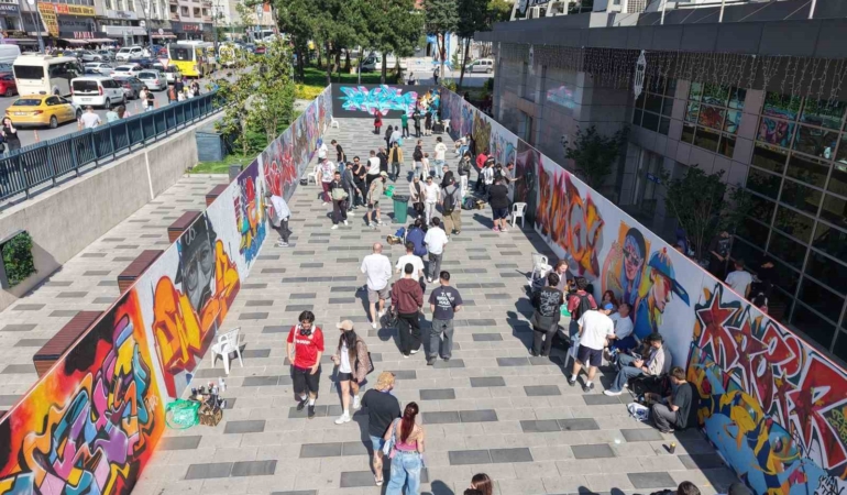 Gaziosmanpaşa’da “Sokak Stili Graffiti Festivali” renkli görüntülere sahne oldu