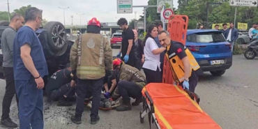 Kadıköy’de sürücüsünün rahatsızlanması sonucu otomobil takla attı