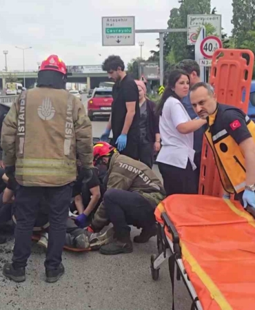 Kadıköy’de sürücüsünün rahatsızlanması sonucu otomobil takla attı