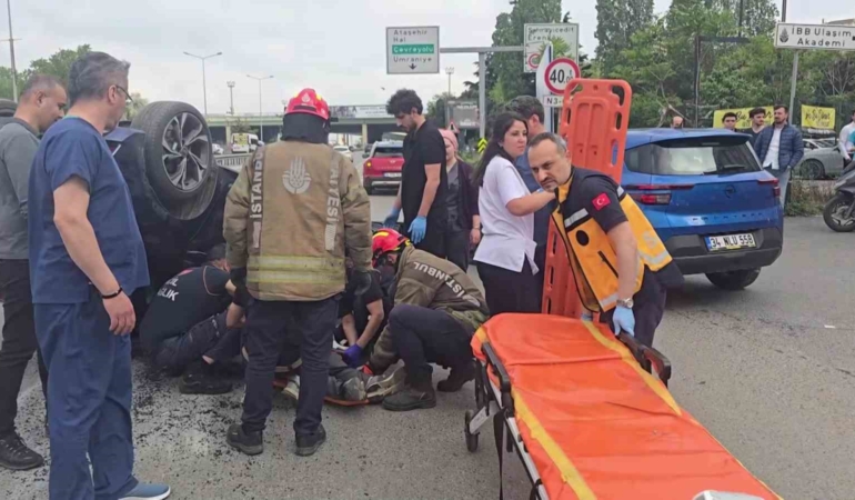 Kadıköy’de sürücüsünün rahatsızlanması sonucu otomobil takla attı