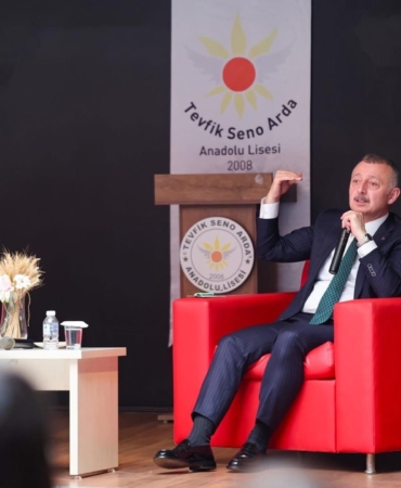 Liseli öğrenciler sordu Başkan Büyükakın cevapladı