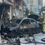 Şişli’de lüks araç dükkana girdi:2 yaralı