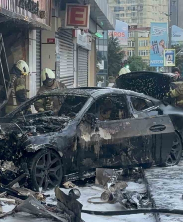 Şişli’de lüks araç dükkana girdi:2 yaralı