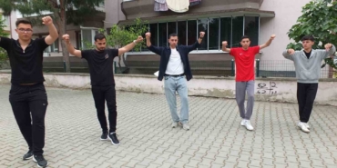 Burhaniyeli gençler gösterilere hazırlanıyorlar
