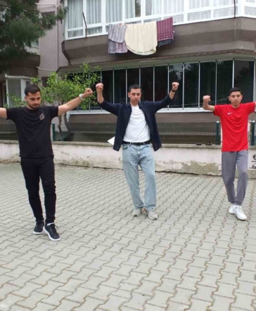 Burhaniyeli gençler gösterilere hazırlanıyorlar