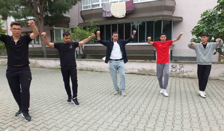 Burhaniyeli gençler gösterilere hazırlanıyorlar