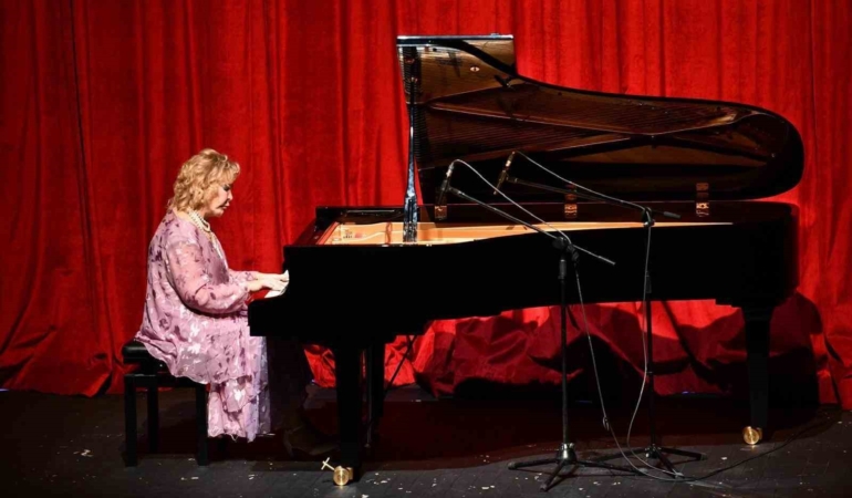 Dünyaca ünlü piyanist Gülsin Onay, Balıkesir’de sahne aldı