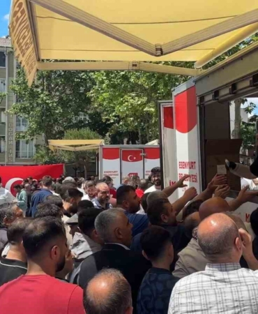 Esenyurt’ta Fetih yıl dönümünde camilerde aşure ikramı