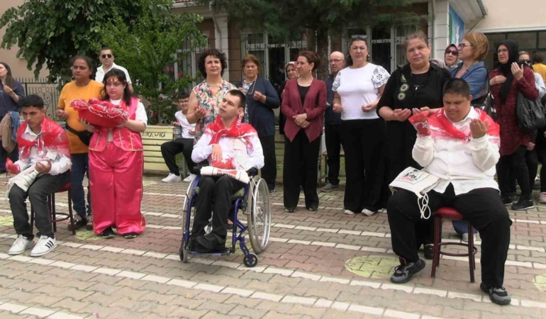 Edirne’de temsili askerlik töreninde duygu dolu anlar yaşandı: Özel bireyler askere uğurlandı