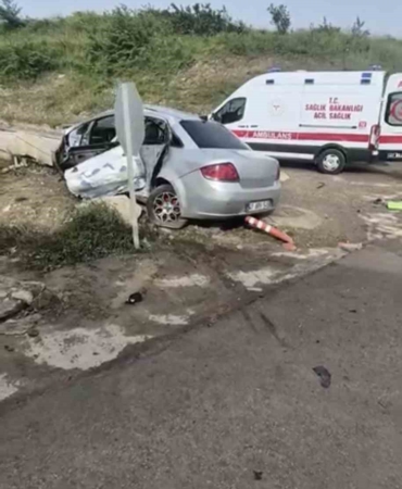 İzmit’te otomobil ile belediye otobüsü çarpıştı: 3 yaralı