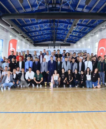 BUÜ Spor Oyunları’nda şampiyonlar kürsüye çıktı