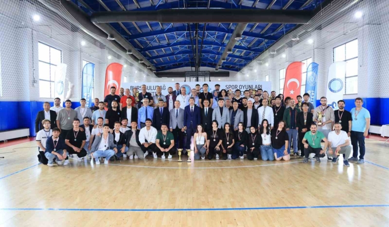 BUÜ Spor Oyunları’nda şampiyonlar kürsüye çıktı
