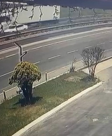 Tekirdağ’da feci kaza kamerada: İki tırın arasında kalan araçtan sağ çıktı